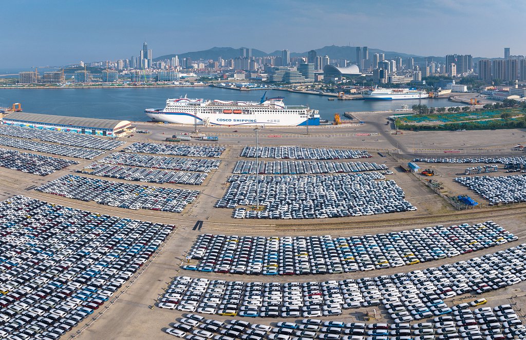 2024年7月11日,山东烟台,大批新能源汽车在烟台港专用码头装船待运.