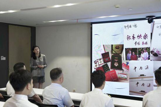 东航“空三家”举行“八一”蓝天党小组活动。高翃 摄