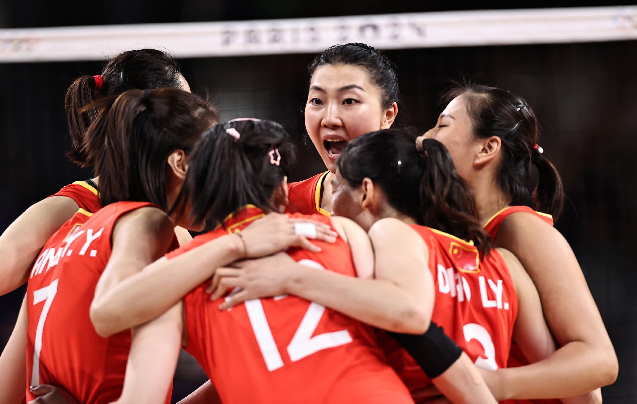 击败美国喜迎开门红,中国女排胜利后依然冷静