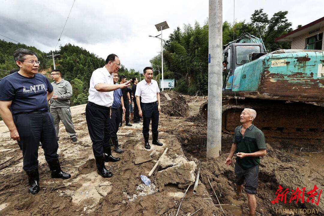 毛伟明在州门司镇了解受灾情况.