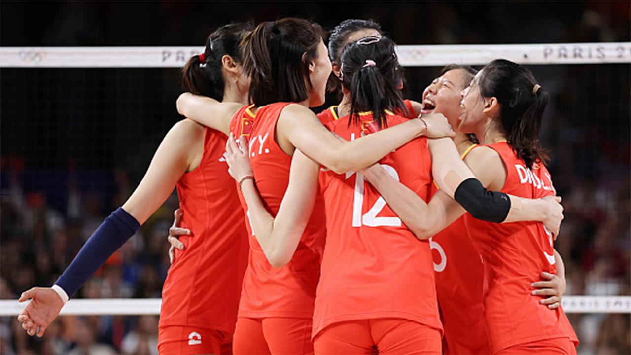 首战告捷!中国女排3:2战胜卫冕冠军美国队 队员赛场相拥庆祝