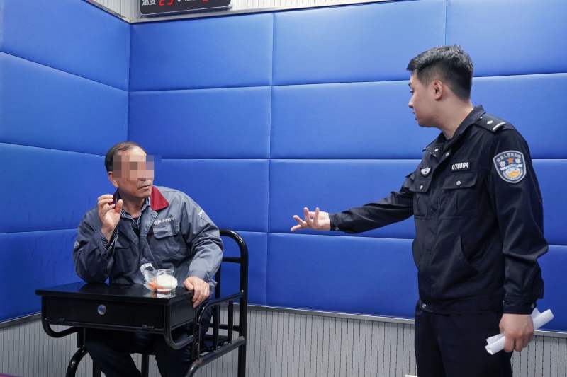 警方审讯嫌疑东说念主。上海警方供图