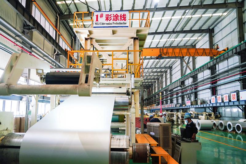 本报记者黄维业 摄在南宁智宏科技有限责任公司生产车间,工人在组装