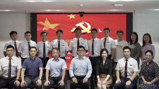 东航“空三家”举行“八一”蓝天党小组活动。高翃 摄