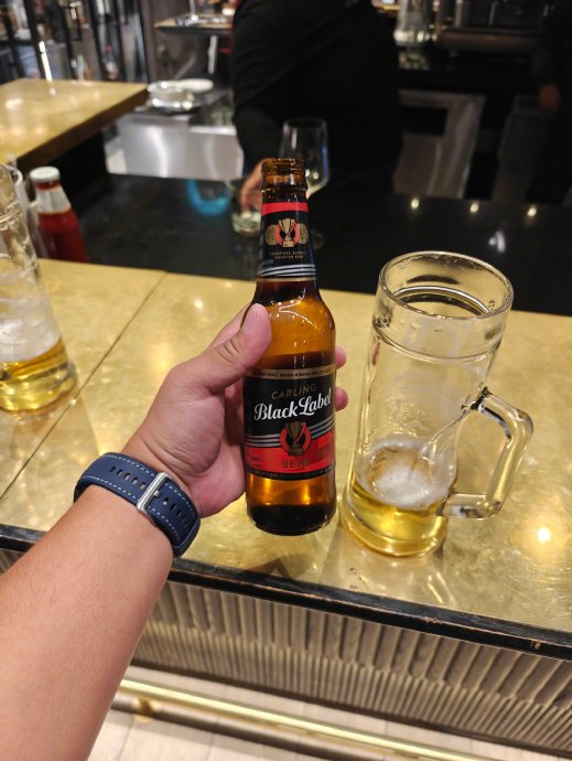 晚上在酒店楼下的吧喝酒,旁边坐着个黑人老哥,特别健谈