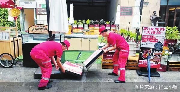 收纳餐饮商户外摆区的立牌，防止刮飞或冲跑。