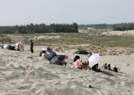 泽普县图呼其乡:“沙疗”热潮火爆出圈|沙漠_新浪新闻