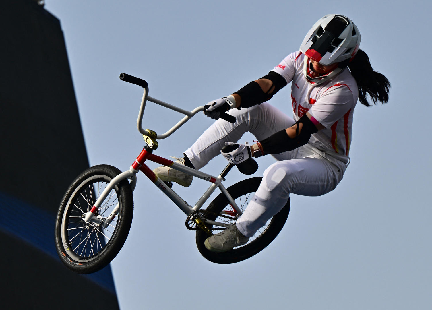 邓雅文在比赛中 图据新华社