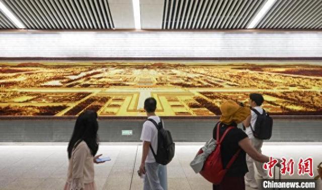7月31日，游客观赏北京地铁前门站中轴线主题壁画。记者 贾天勇 摄