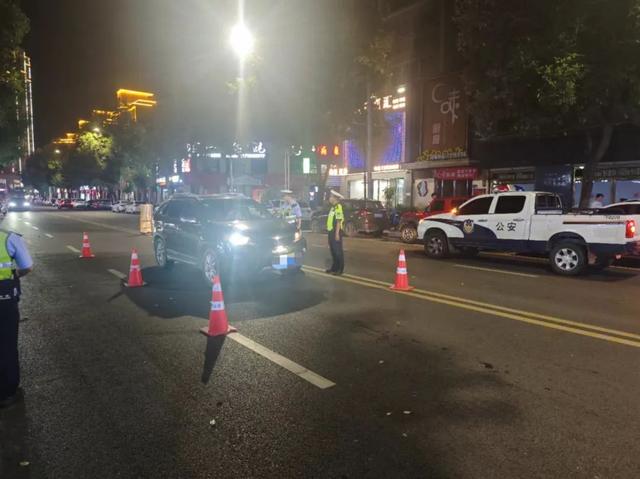 【夏季行动】警灯闪耀 守护当"夏" 汉中交警持续夜查不松懈