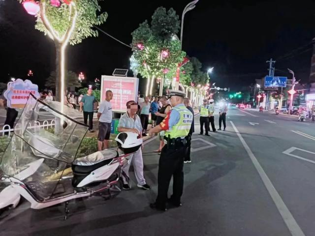 【夏季行动】警灯闪耀 守护当"夏" 汉中交警持续夜查不松懈