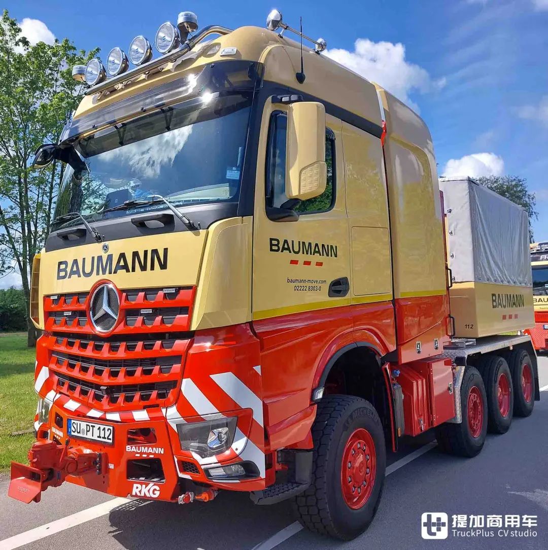 全球唯一?8x6驱动 宽体驾驶室,战斗力达千吨的奔驰arocs大件车实拍