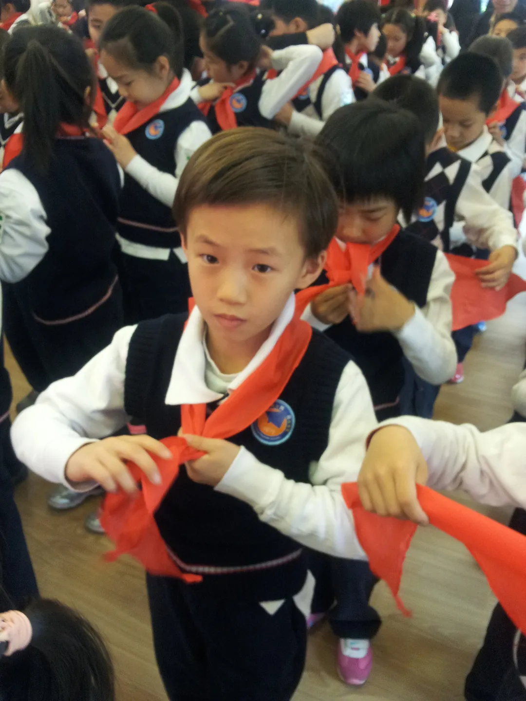 陈芋汐第一次戴上红领巾