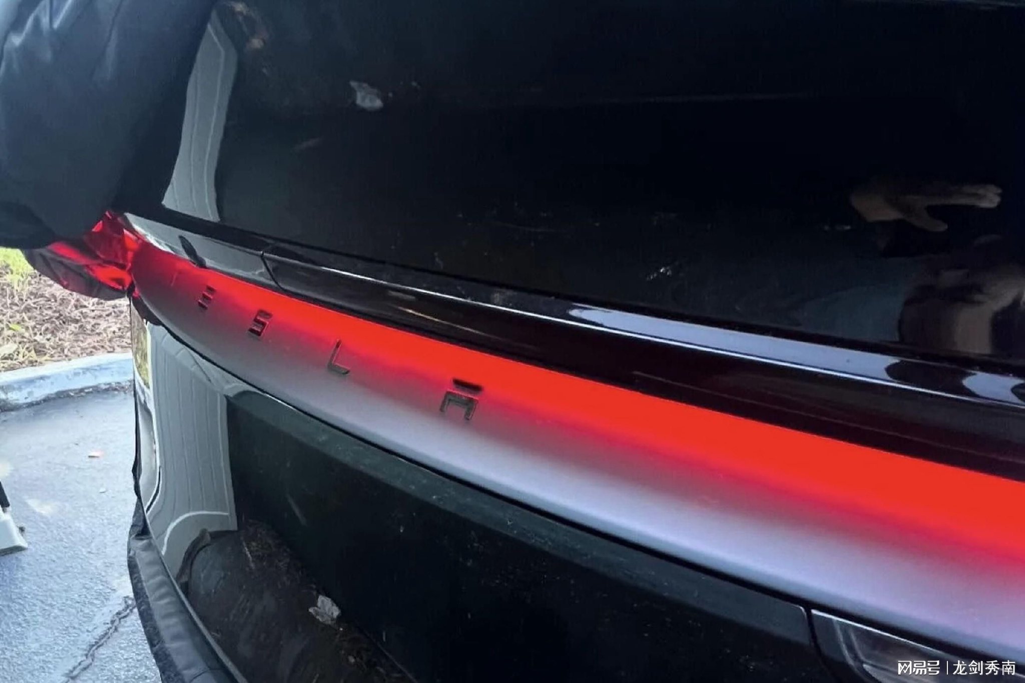 特斯拉model y"juniper"改款或配新尾灯条,内饰氛围灯升级