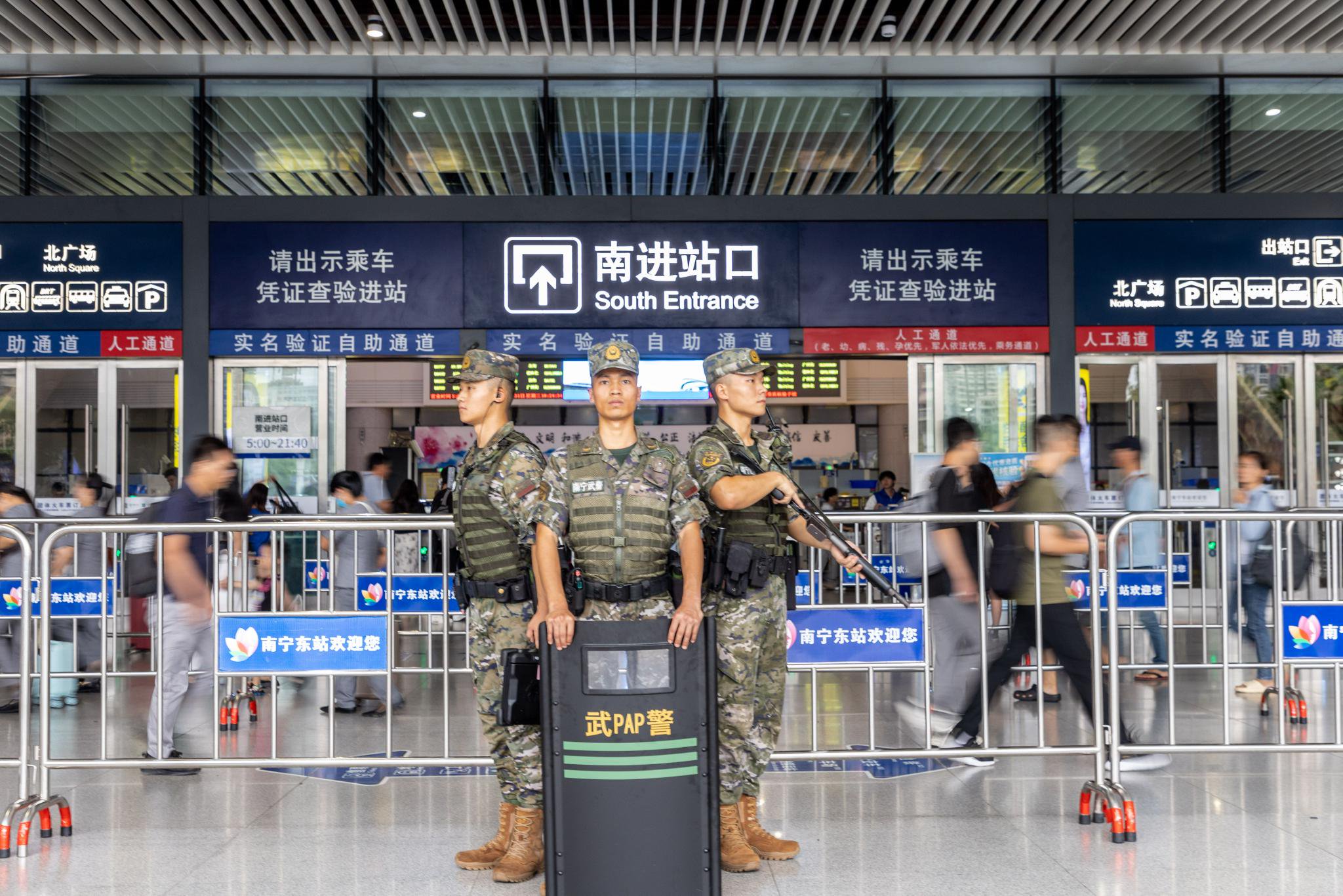 广西南宁:武警官兵执勤一线庆"八一"