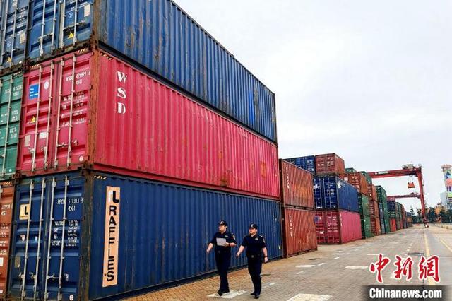 图为泉州海关驻石狮办事处关员在石湖港区对出口集装箱进行监管.