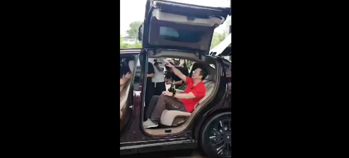 周鸿祎体验广汽埃安旗下昊铂HT车型