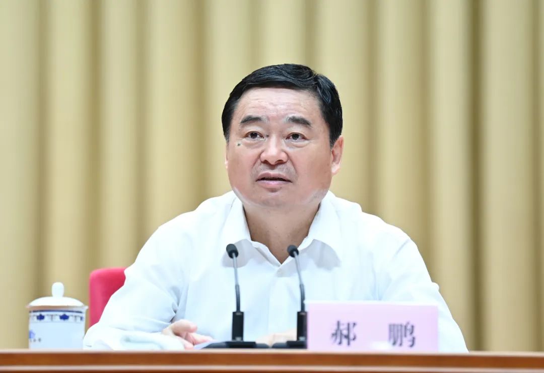 省委书记,省人大常委会主任郝鹏主持报告会.