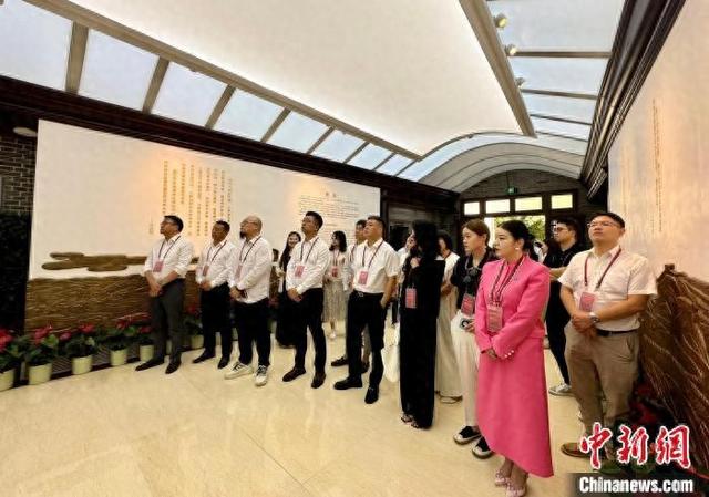 侨界青年参观"五四宪法"历史资料陈列馆.项菁 摄