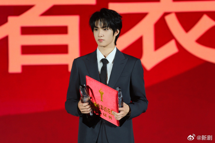 时代少年团恭喜刘耀文获百花奖最佳新人提名,恭喜恭喜…|时代少年团|百花奖|刘耀文_新浪新闻