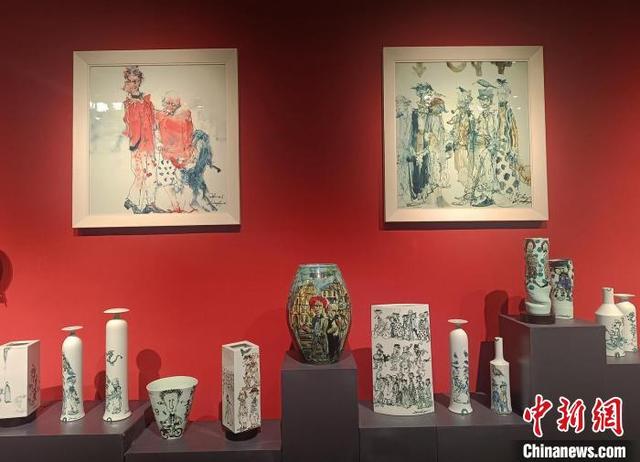 俞晓夫的瓷画作品.记者 邓霞 摄