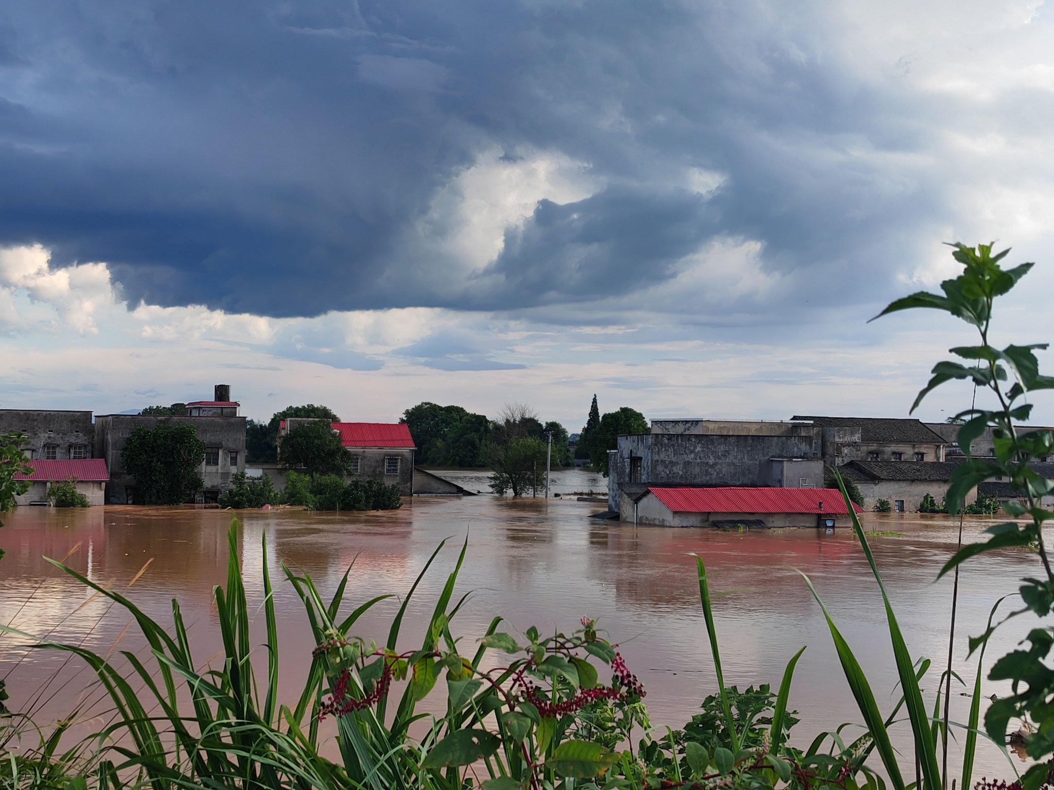 7月29日下午3点,被洪水淹没的华中村.