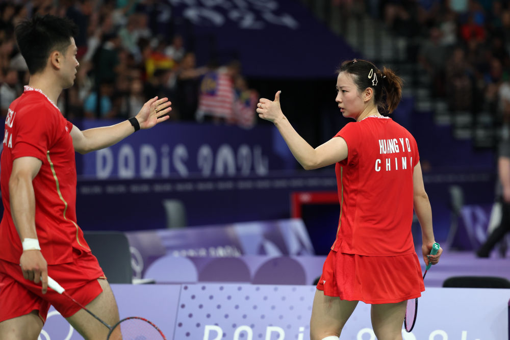 　　7月31日，郑思维/黄雅琼（右）在比赛中庆祝得分。当日，在巴黎奥运会四分之一决赛中，他们以2：0战胜队友冯彦哲/黄东萍，晋级半决赛。新华社记者 陈斌 摄