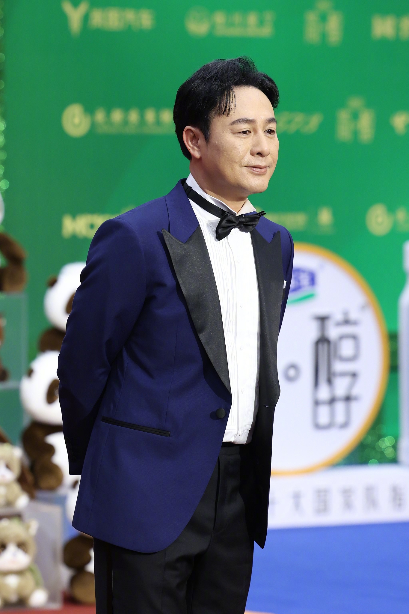 演员张颂文身着深蓝色西装亮相他凭借《志愿军：雄兵出击》|大众电影百花奖|金鸡百花电影节|百花奖|伍修权|小手_新浪新闻