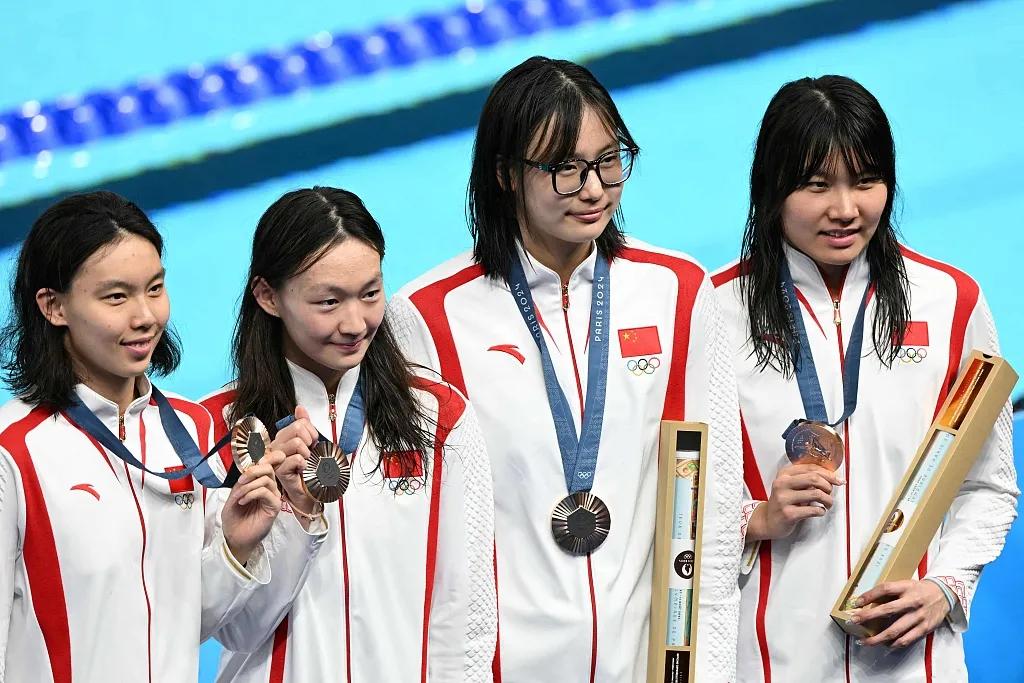 巴黎奥运会女子4x200米自由泳接力,中国队获得铜牌,左一为杨浚瑄.