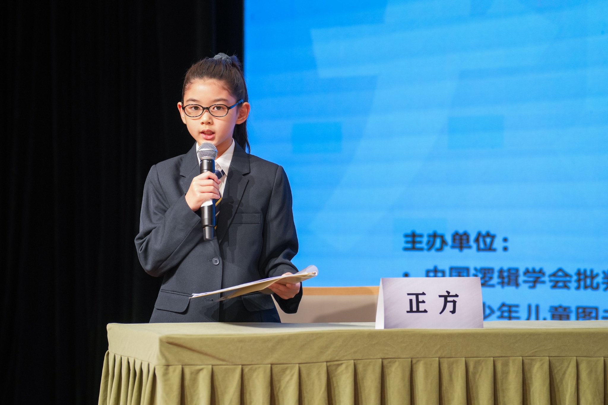 数百场激烈对决,沪上中小学生角逐"少图杯"个人辩论赛