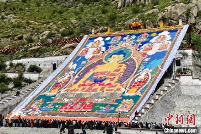 拉萨哲蚌寺举行雪顿节展佛活动