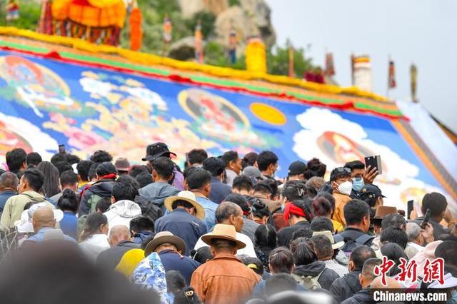 拉萨哲蚌寺举行雪顿节展佛活动