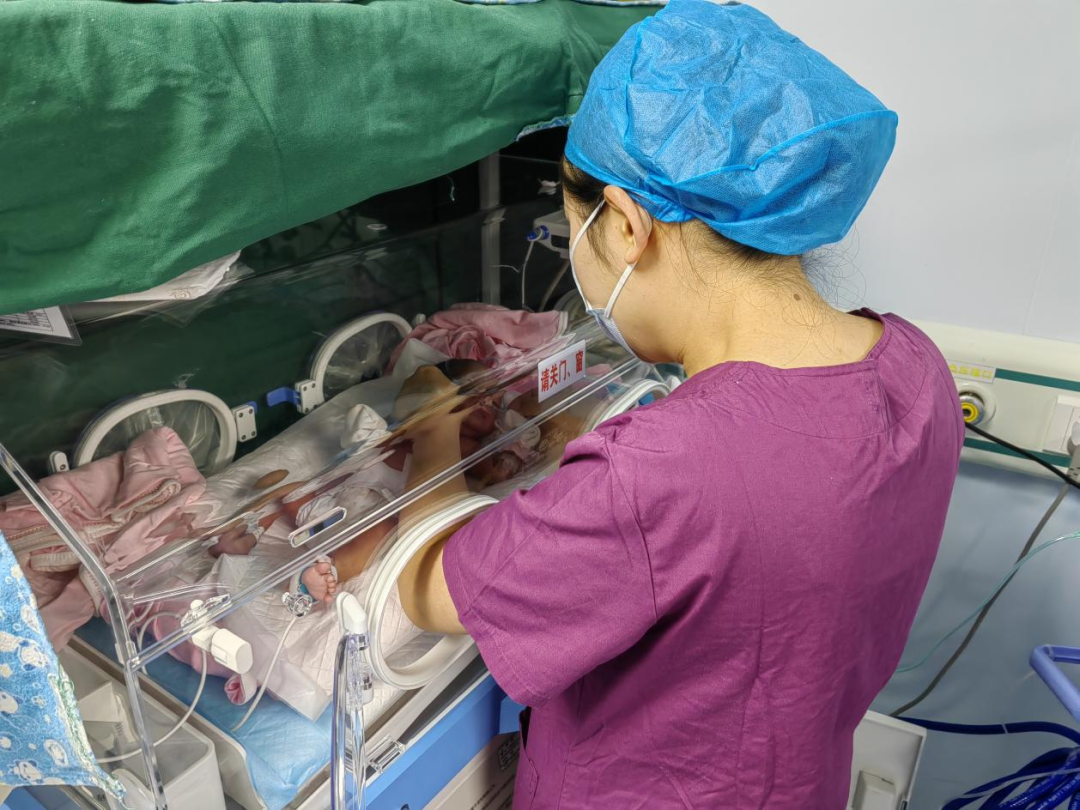 今天,让我们走进新生儿重症监护室,看看早产宝宝是如何在新生儿科医护