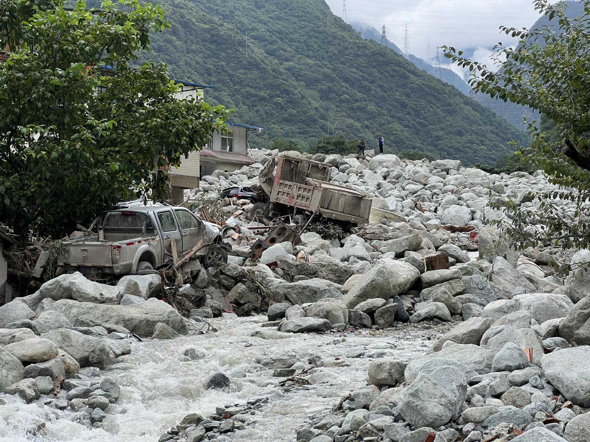 湃现场遭遇特大泥石流后的康定村庄