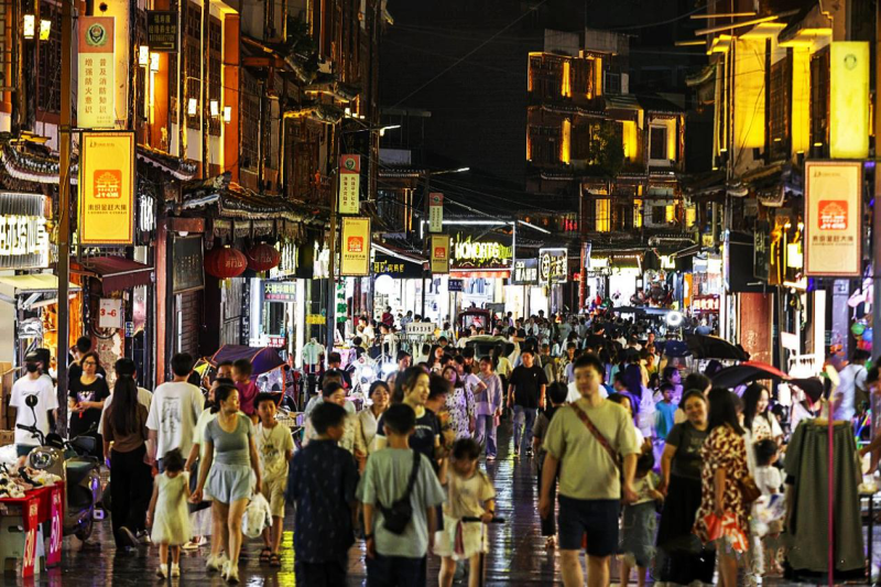 织金古城步行街上人来人往.毕节发布 供图