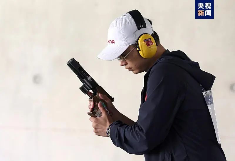 李越宏进行射击男子25米手枪速射赛前训练