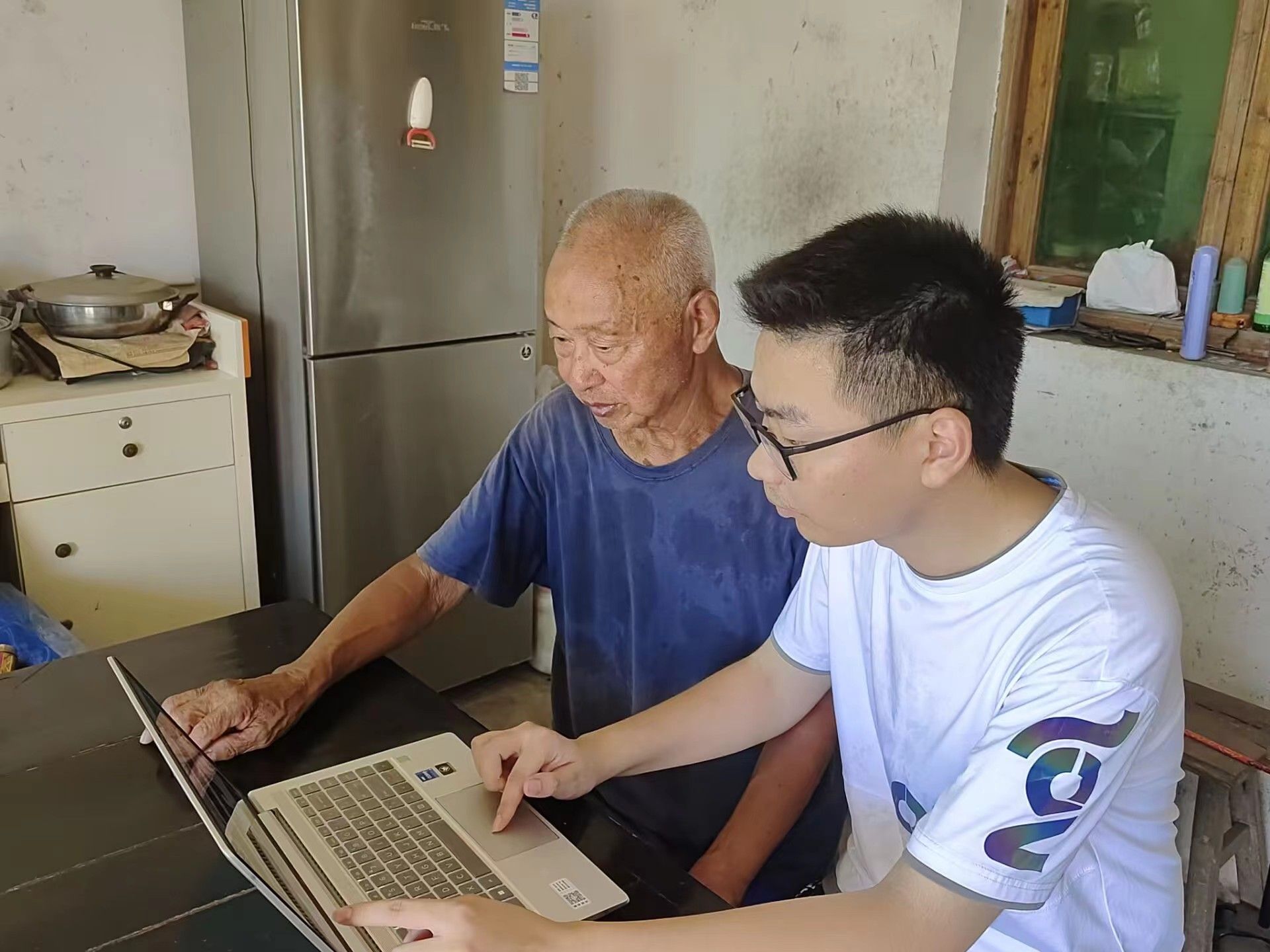 (图为实践团成员“乡村E站”帮助农户线上购买农具)