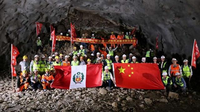 隧道贯通，项目部中国、秘鲁员工合影留念。曹鑫/摄