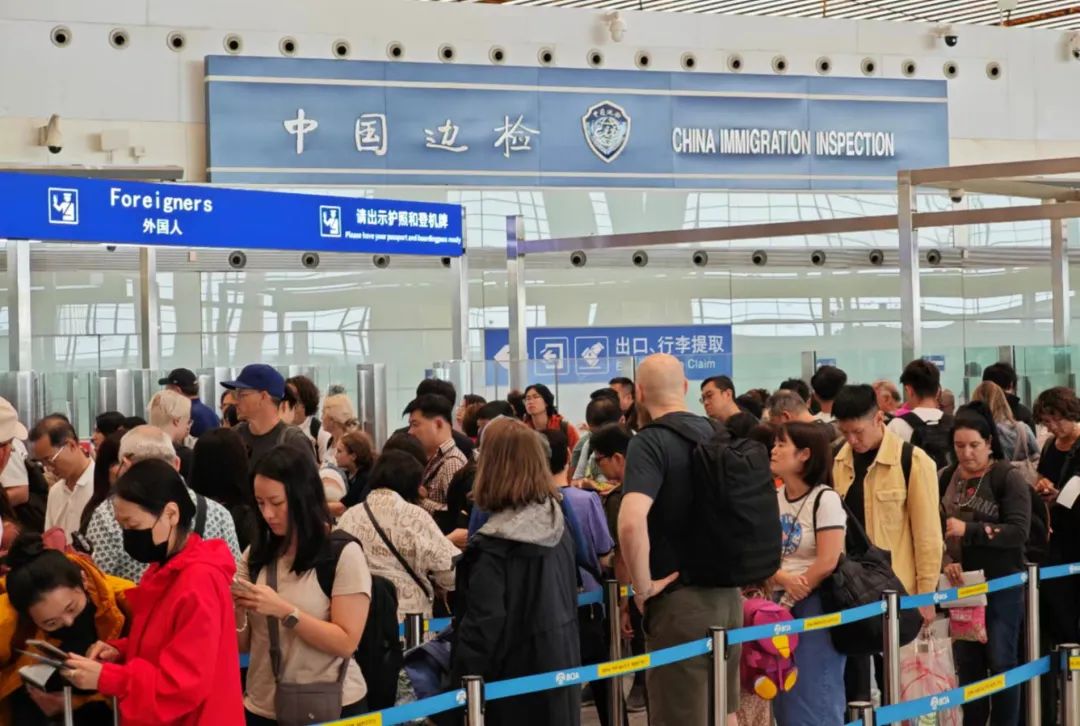 入境旅客在首都国际机场3号航站楼边检入境现场候检.