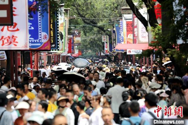 8月6日，陕西西安，回民街迎来大量游客，人气十足。进入暑期以来，西安旅游市场持续火热。图为回民街内。中新社记者 张远 摄