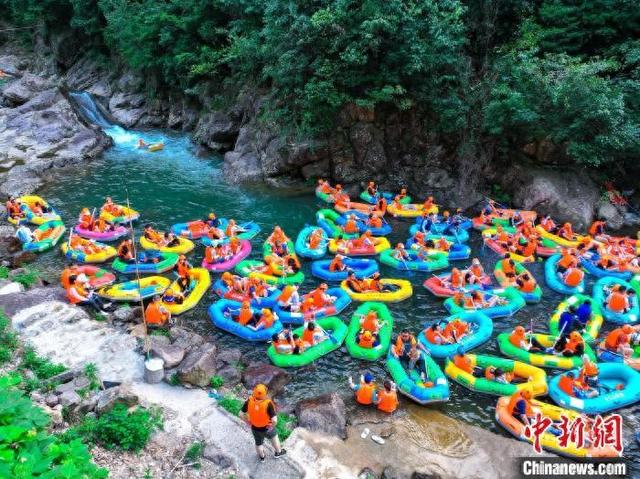 浙江安吉,位于黄浦江源的章村镇咕噜咕噜水上乐园闪光派对,每天吸引上