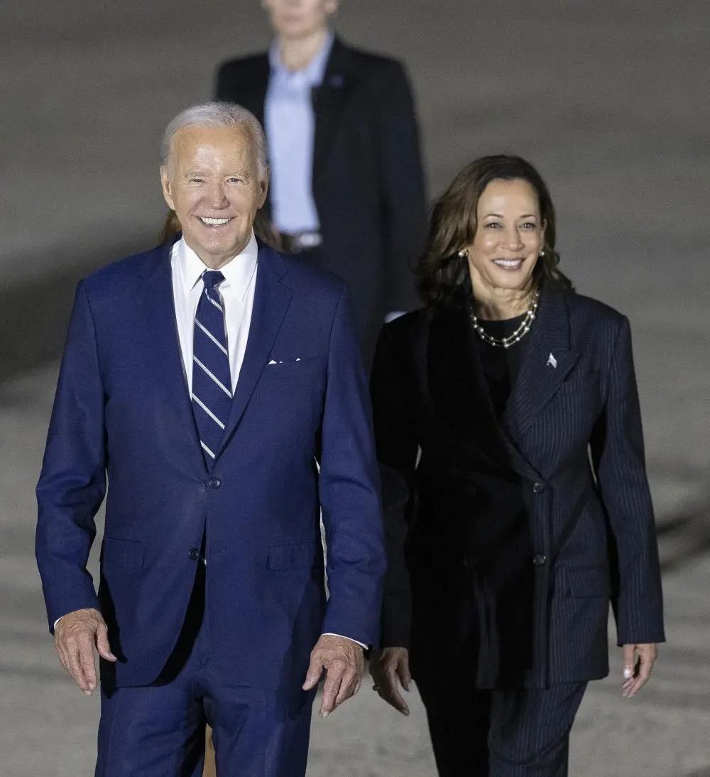 这是8月1日在美国马里兰州拍摄的美国总统拜登和副总统哈里斯.