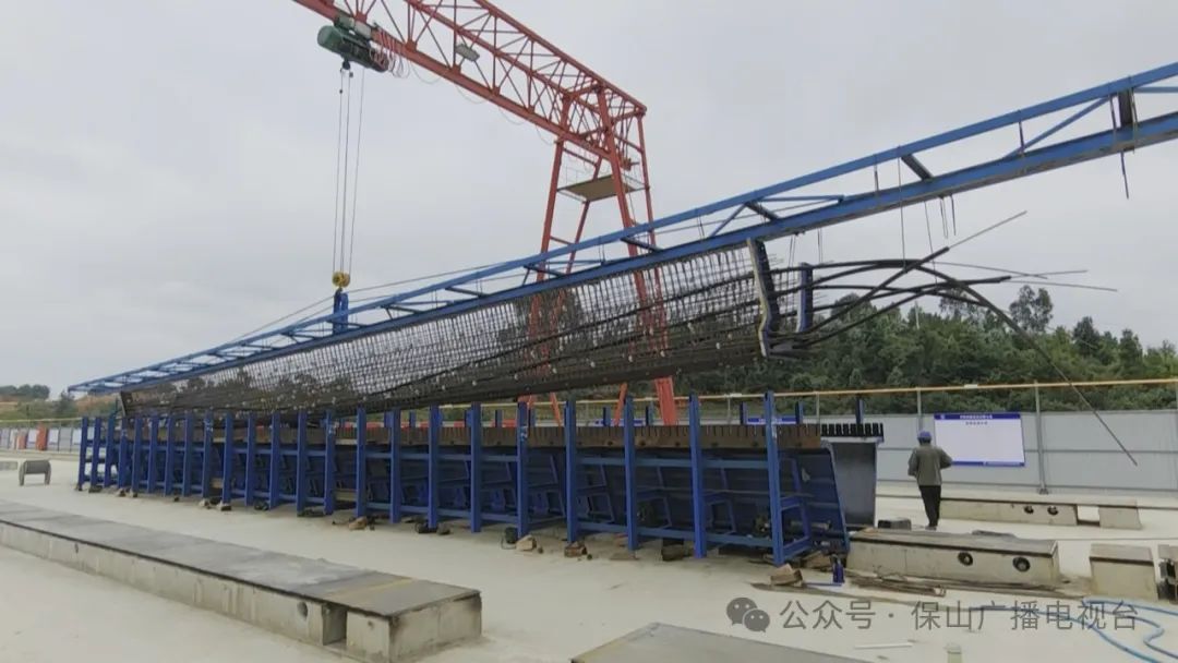 大保高速老营至板桥段改线工程首片预制箱梁架设成功
