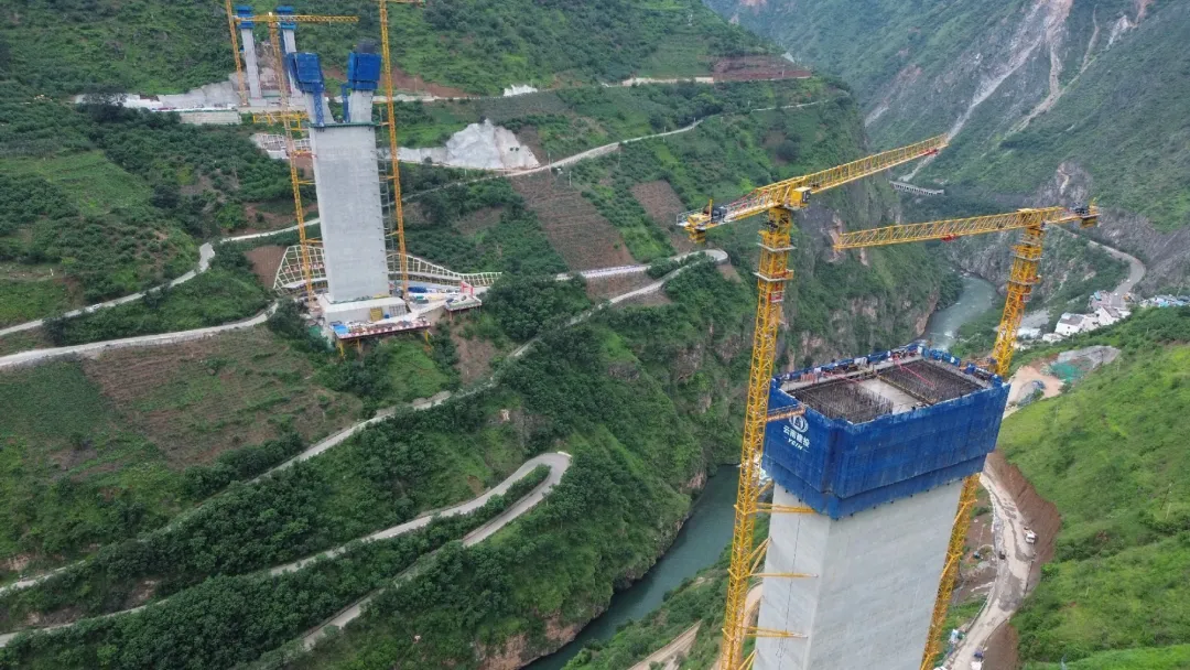 施工现场全景 图源：央视新闻客户端