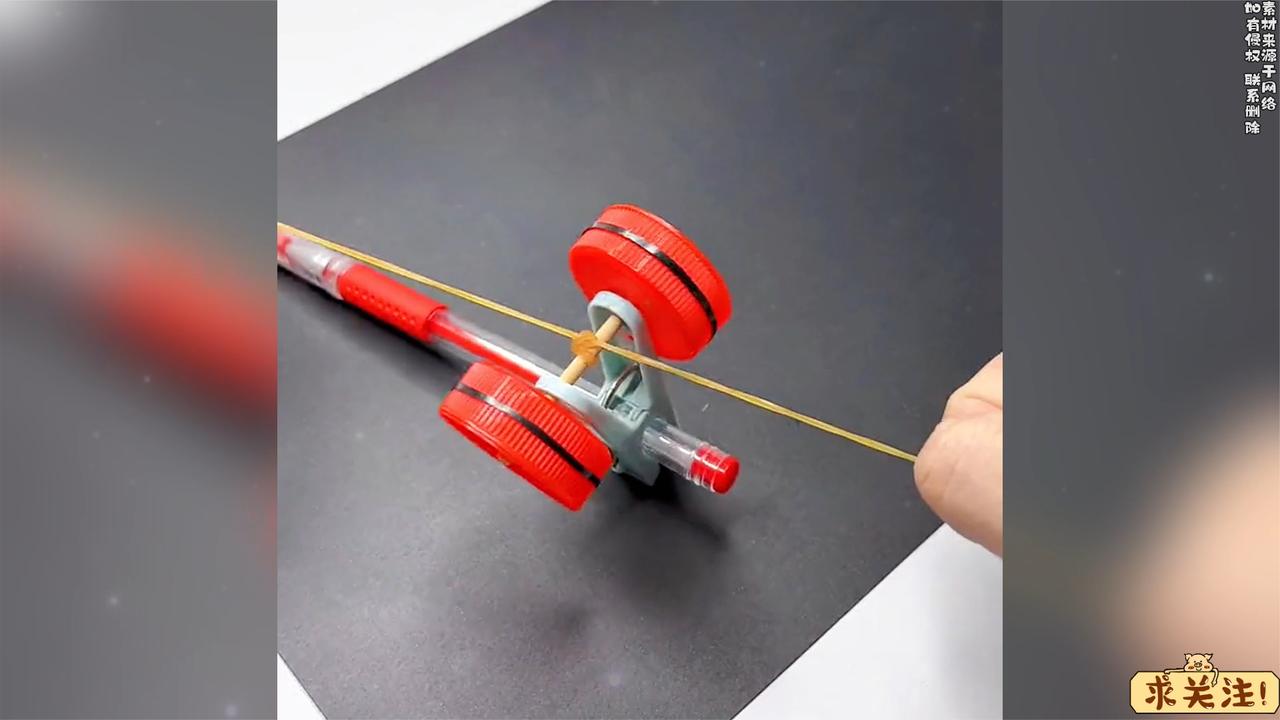 用瓶盖,皮筋,夹子,笔就能做个好玩的回力车,快来试试吧