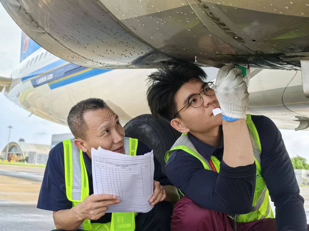 跟着南航机务一起看大片