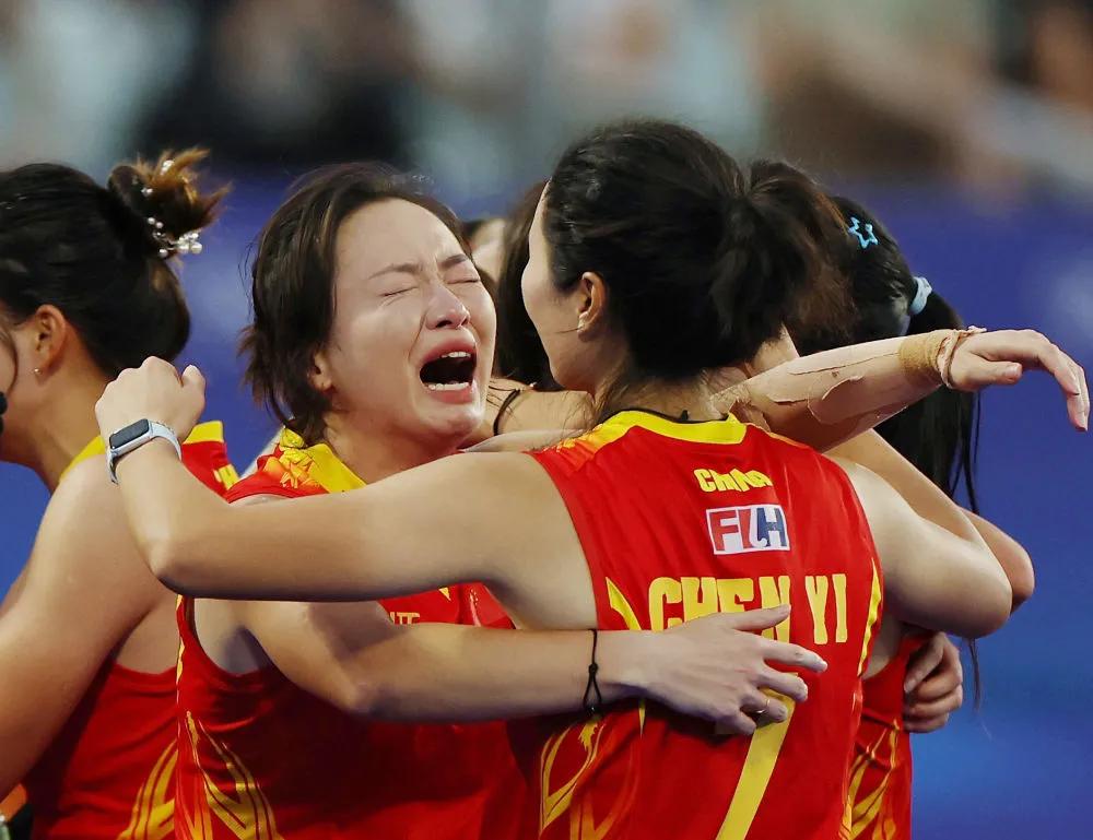 8月7日,中国队球员欧紫霞(前左)在赛后激动落泪.