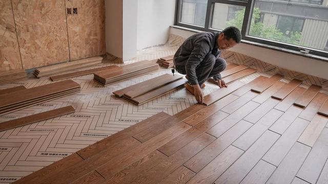 2002年,天格基于虎口榫锁扣技术一举发明了地暖实木地板这一全新品类