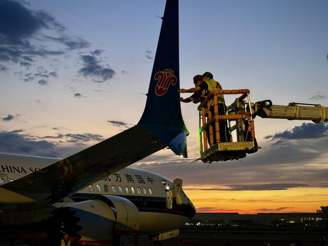 跟着南航机务一起看大片