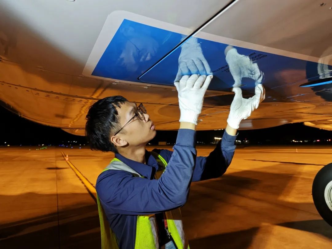 跟着南航机务一起看大片